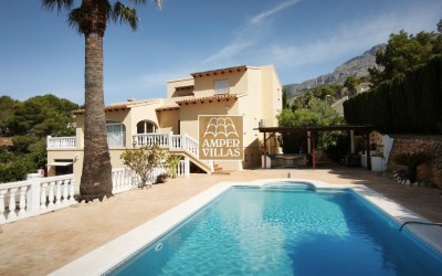 Spacious villa with guest apartment within short distance of the center of Altea la Vella.